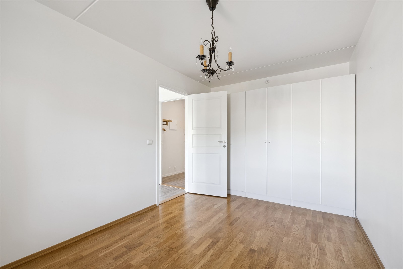 Soverommet har godt med oppbevaringsplass i flere garderobeskap Galleribilde