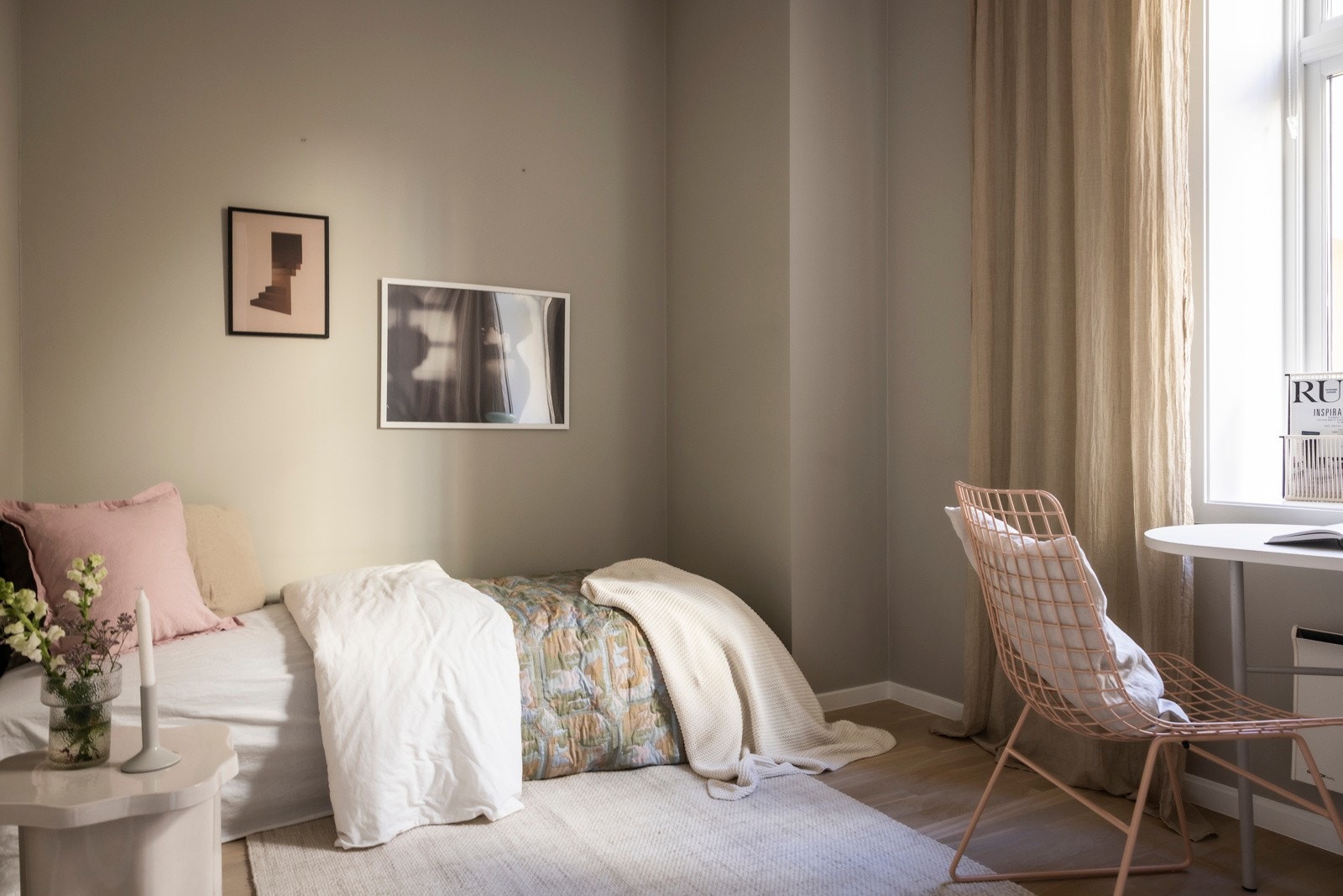 Soverom to befinner seg på andre siden og er også av god størrelse med plass til seng, nattbord og garderobeløsning Galleribilde