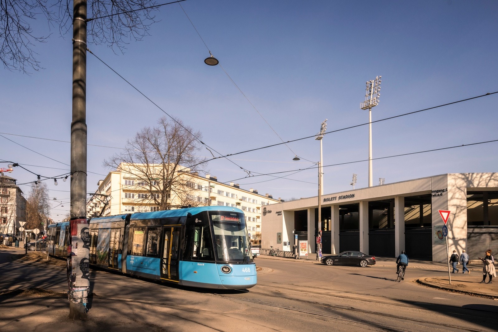 Det er et bredt kollektivtilbud i området. Trikkestoppet for linje 17 og 18 og busstopp for 21- og 37 bussen ligger rett i nærheten Galleribilde