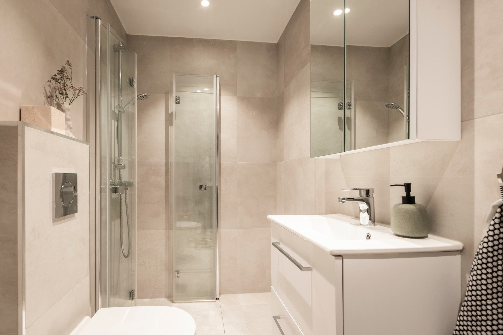 Pent flislagt baderom pusset opp i 2023 med blant annet nytt sluk og membran. Varmekabler og opplegg for vaskemaskin. Galleribilde