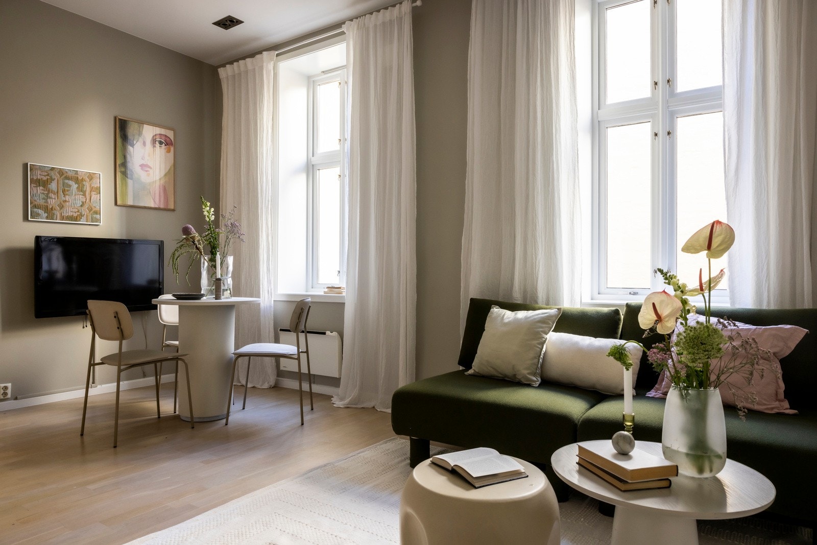 Stuen deles naturlig opp med plass til egen spisesone og sofahjørne Galleribilde