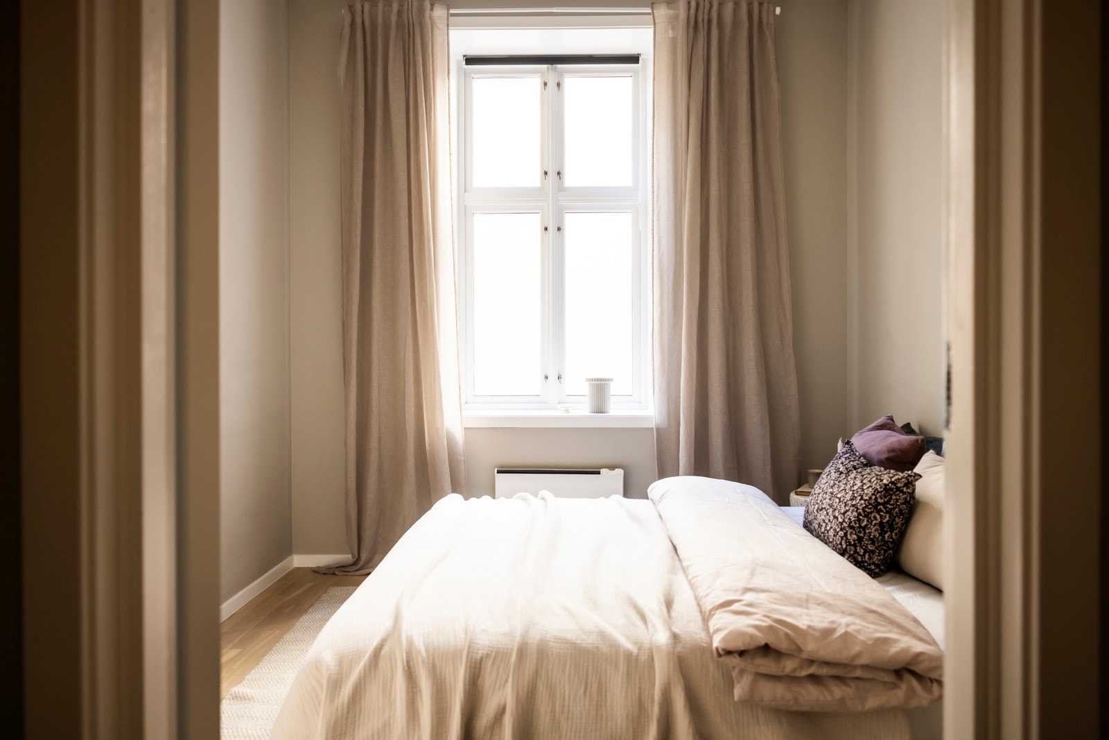 Romslig soverom med plass til dobbeltseng med tilhørende nattbord Galleribilde