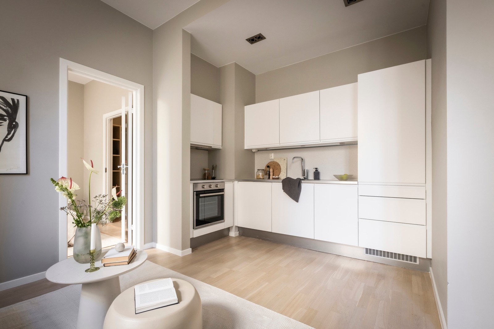 Kjøkkenet er utstyrt med nedfelt keramisk topp, integrert komfyr, oppvaskmaskin og kjøleskap. Det er avtrekk via sentralt avtrekksanlegg i bygget Galleribilde