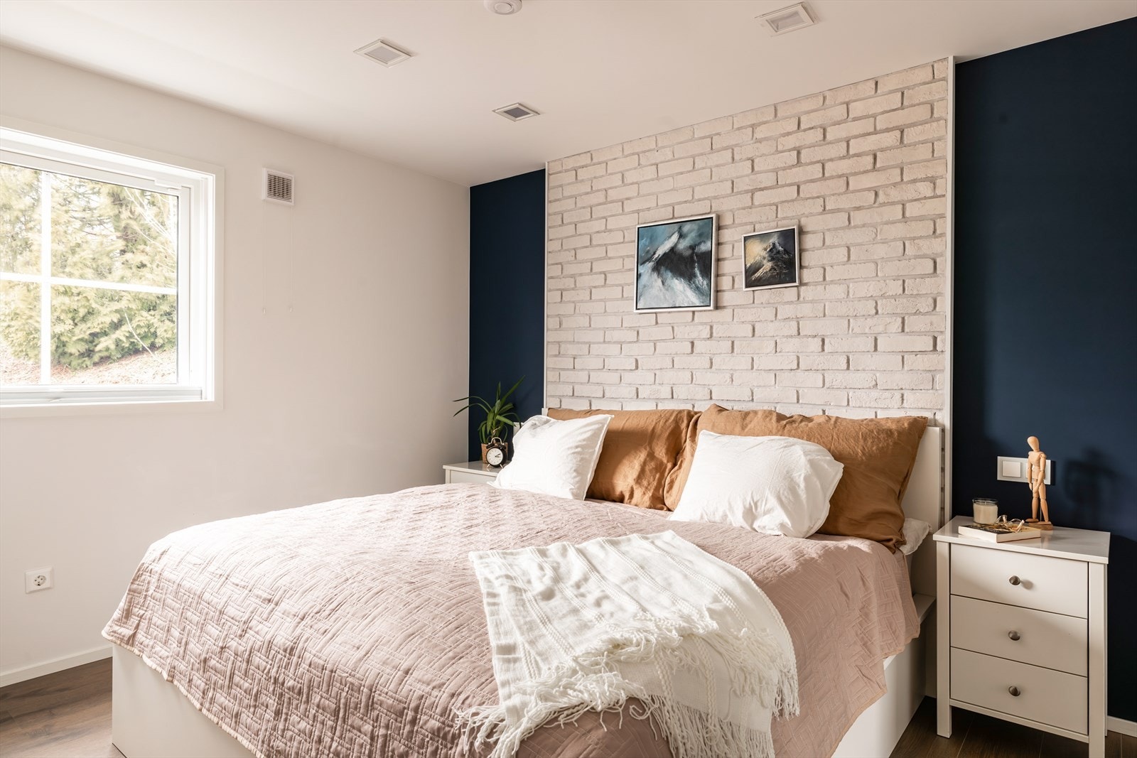 Leiligheten har to gode soverom som begge har adkomst fra entréen. Galleribilde