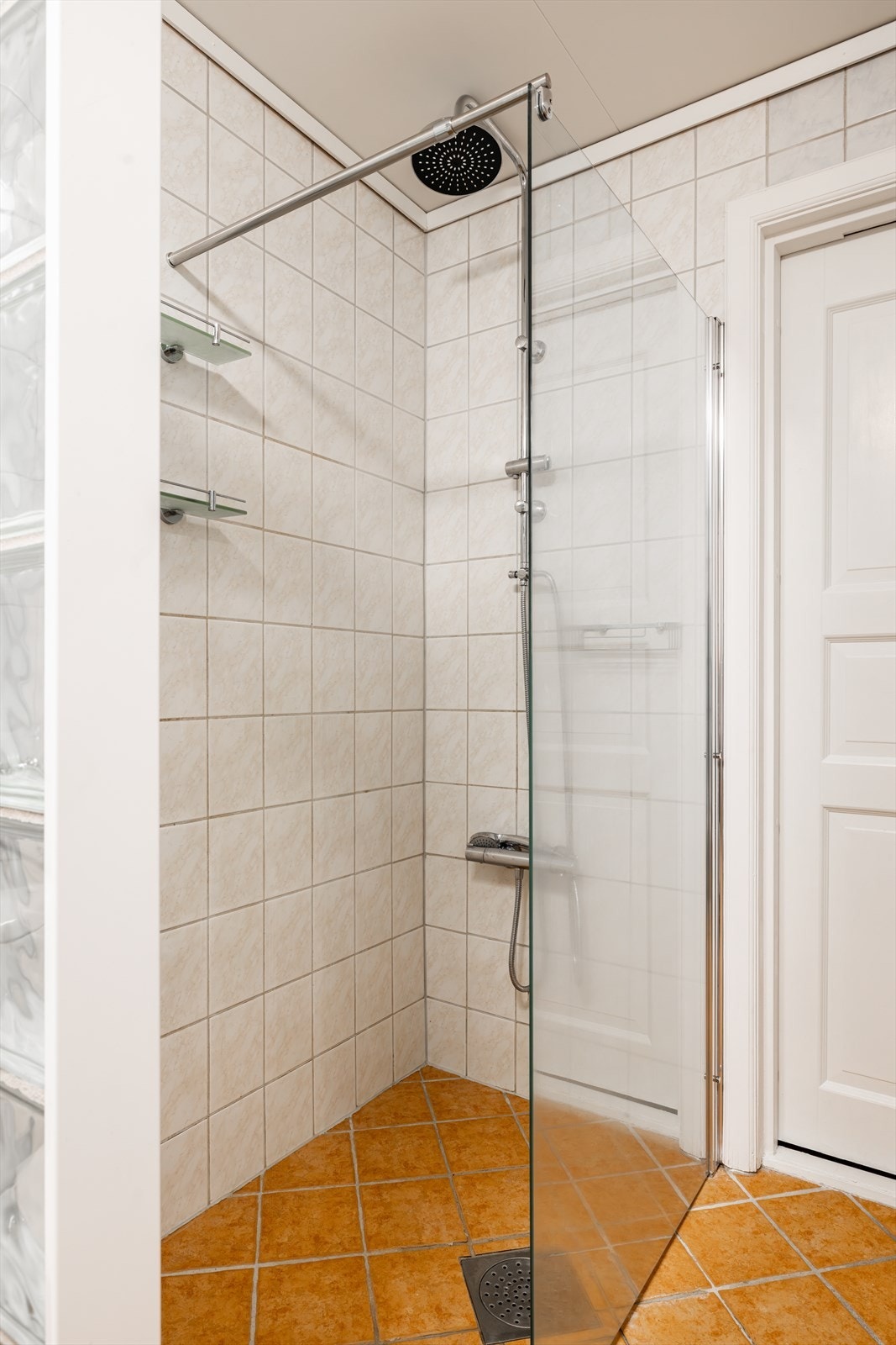 Dusjnisje med regnfallsdusj og glassfelt. Galleribilde