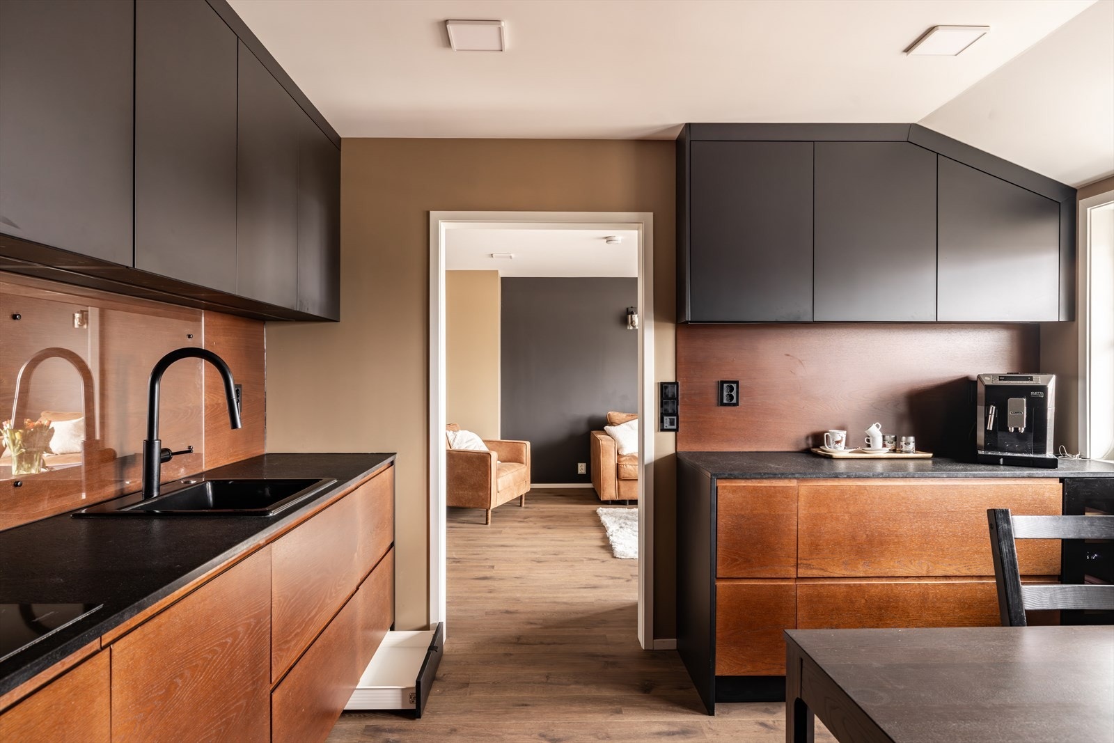 . Benkeplaten er i solid stein med nedfelt oppvaskkum i kompositt, og det er montert et ettgreps blandebatteri med dusjfunksjon. Galleribilde