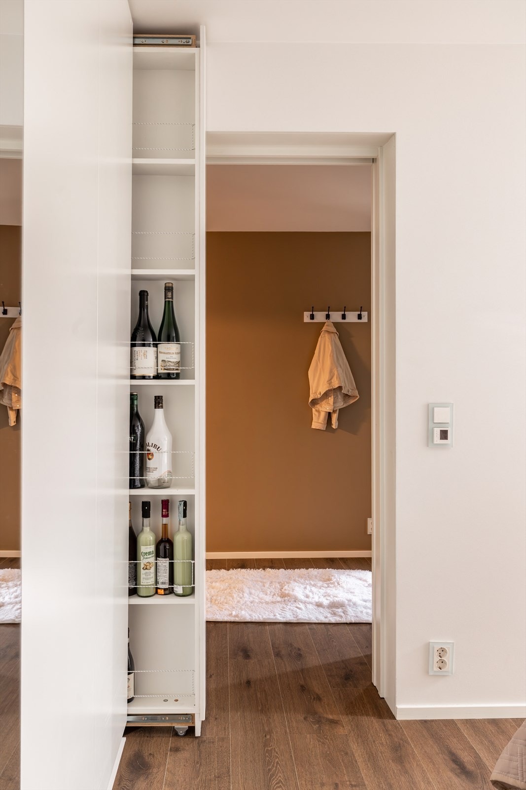 Garderobeskap og innebygd vinskap Galleribilde