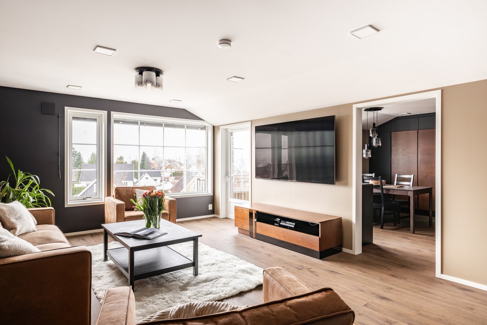 Rommet har en behagelig atmosfære og god plass til sofagruppe og TV-løsning. Galleribilde