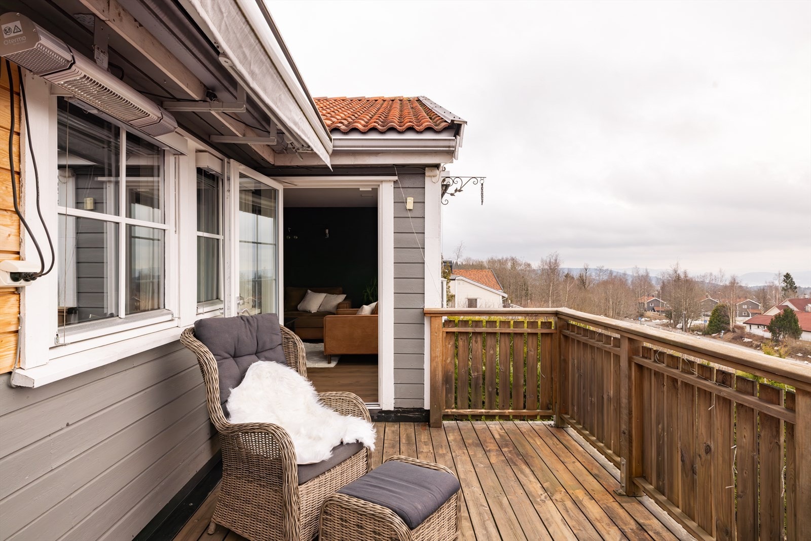 Fra stuen er det utgang til en vestvendt terrasse på ca. 12 kvm. Galleribilde