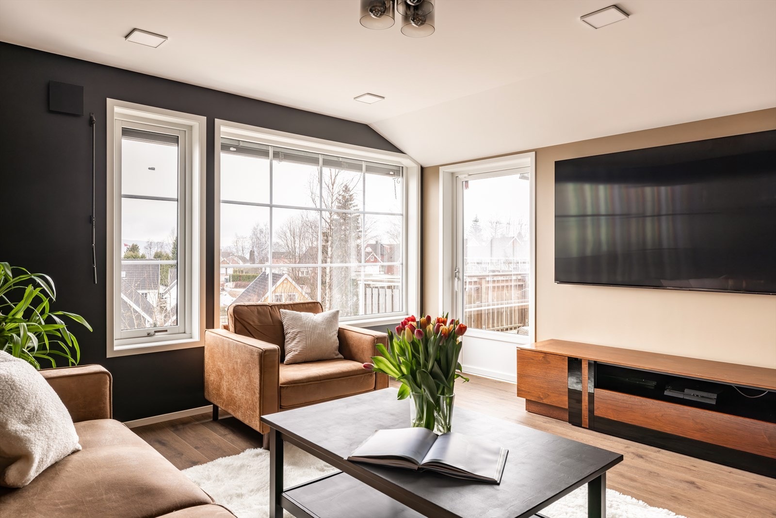 Veggene er malt i kontrastfarger - en kombinasjon av lyse og mørke nyanser - som gir rommet dybde og et moderne uttrykk. Galleribilde