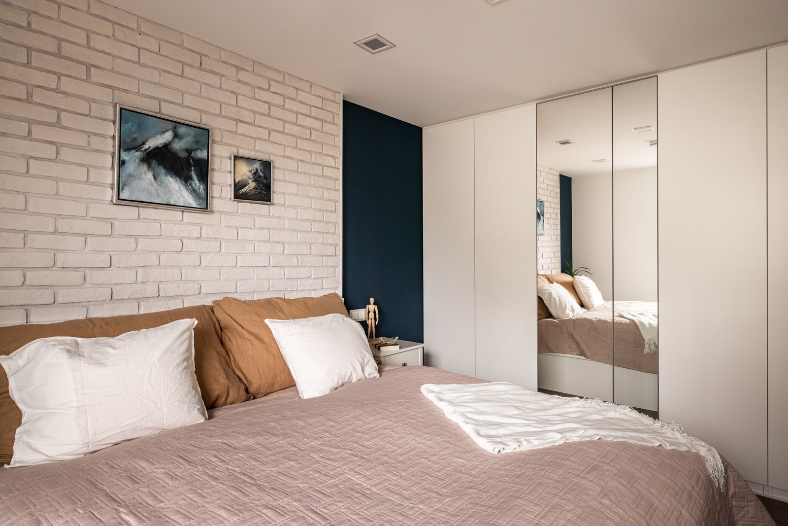 Hovedsoverommet har en gjennomført stil med en kombinasjon av lyse flater og mørkere kontrastfelt som gir rommet karakter og dybde. Galleribilde