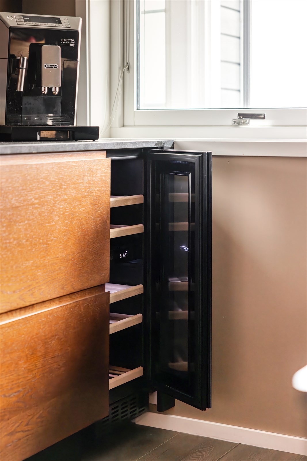 Det er også montert vinskap, komfyrvakt og aquastopp. Galleribilde