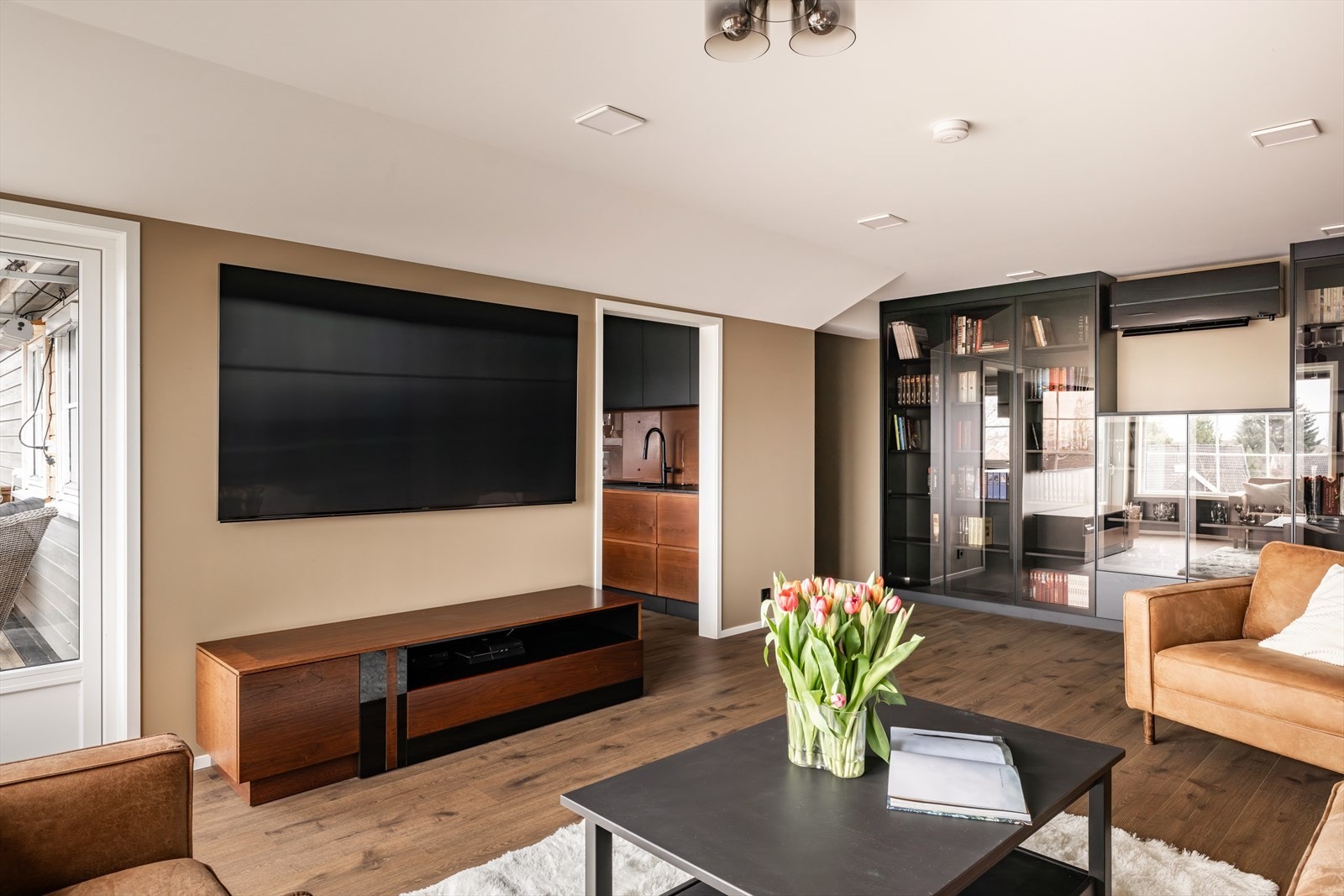 Det ble installert varmepumpe i 2022 og det er pipeløp for montering av peis eller ildsted for den som ønsker ekstra varme og hygge. Galleribilde