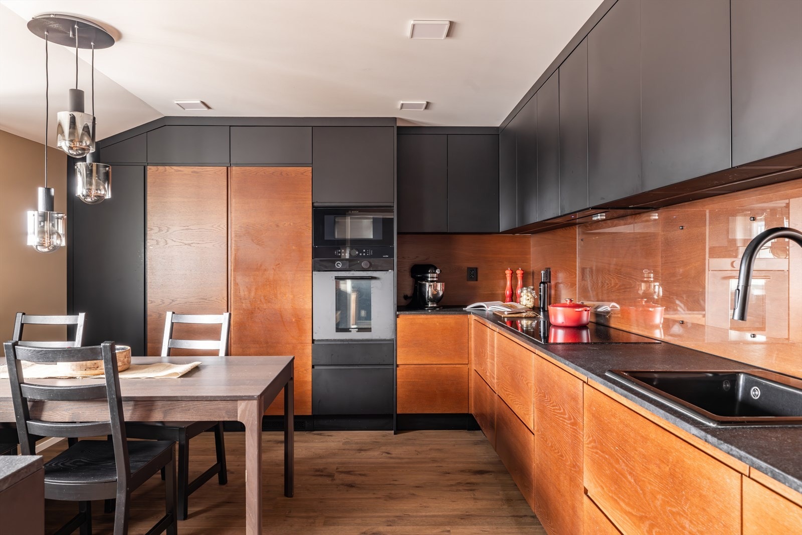 Kjøkkenet ble pusset opp i 2022 og fremstår som et stilrent og funksjonelt rom med moderne innredning og gjennomtenkte detaljer. Galleribilde