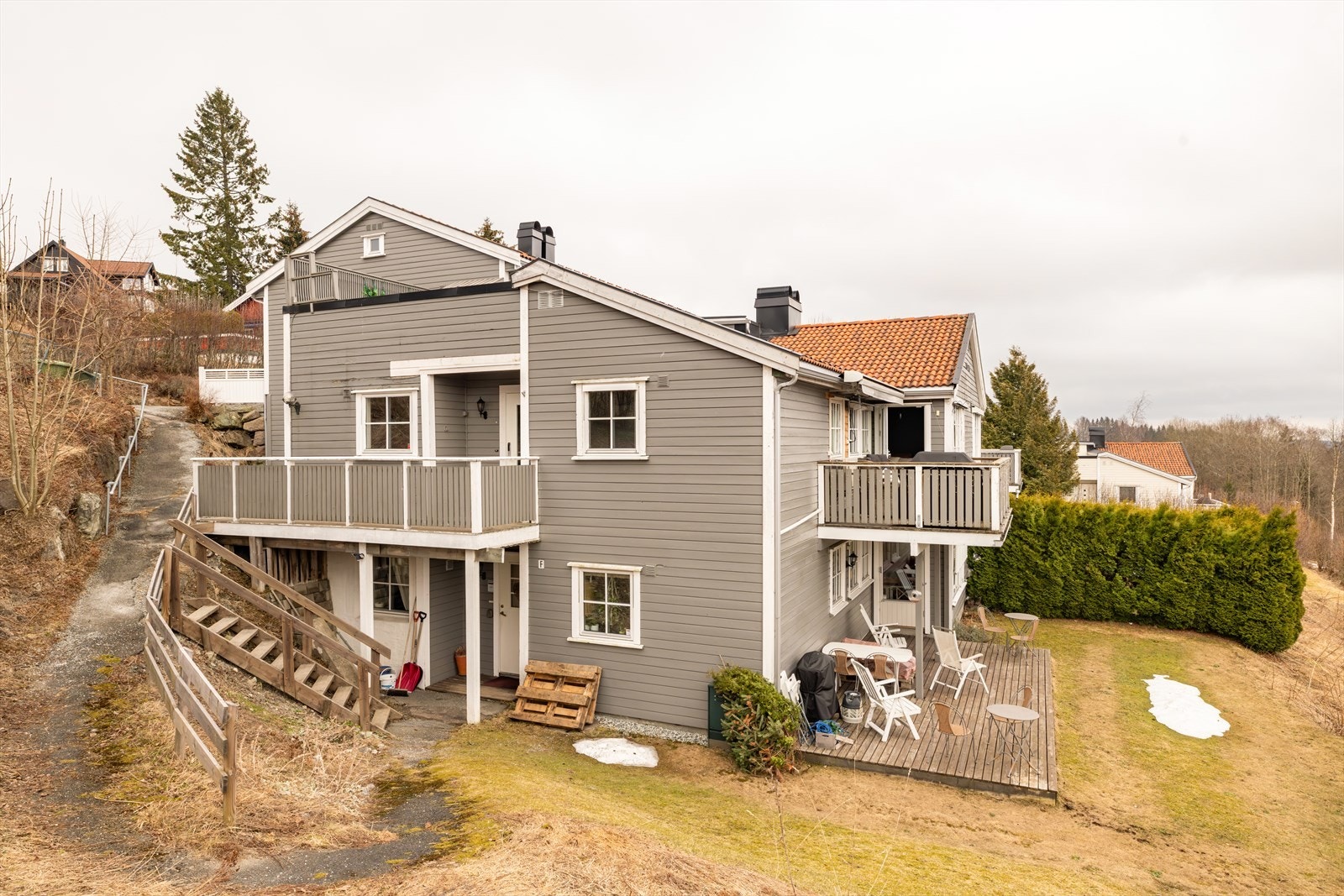 Boligen har inngang fra en nordvendt terrasse på ca. 11 kvm. Inngangsdøren er utstyrt med Yale kodelås for trygg og praktisk adgang. Galleribilde