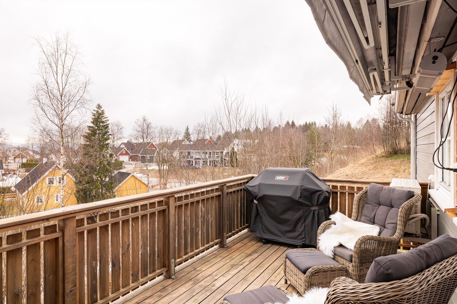 Terrassen er utstyrt med markise, varmelampe, utelys og stikkontakt. Galleribilde