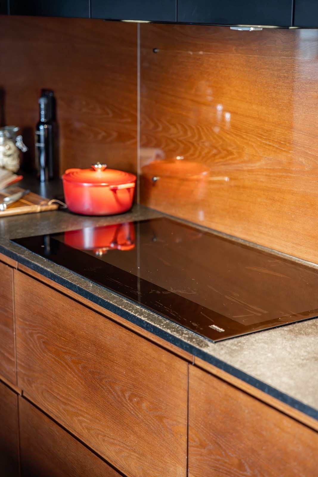 Kjøkkenet er utstyrt med integrerte hvitevarer, inkludert induksjonsplatetopp, stekeovn, mikrobølgeovn, oppvaskmaskin, kjøleskap og fryseskap. Galleribilde