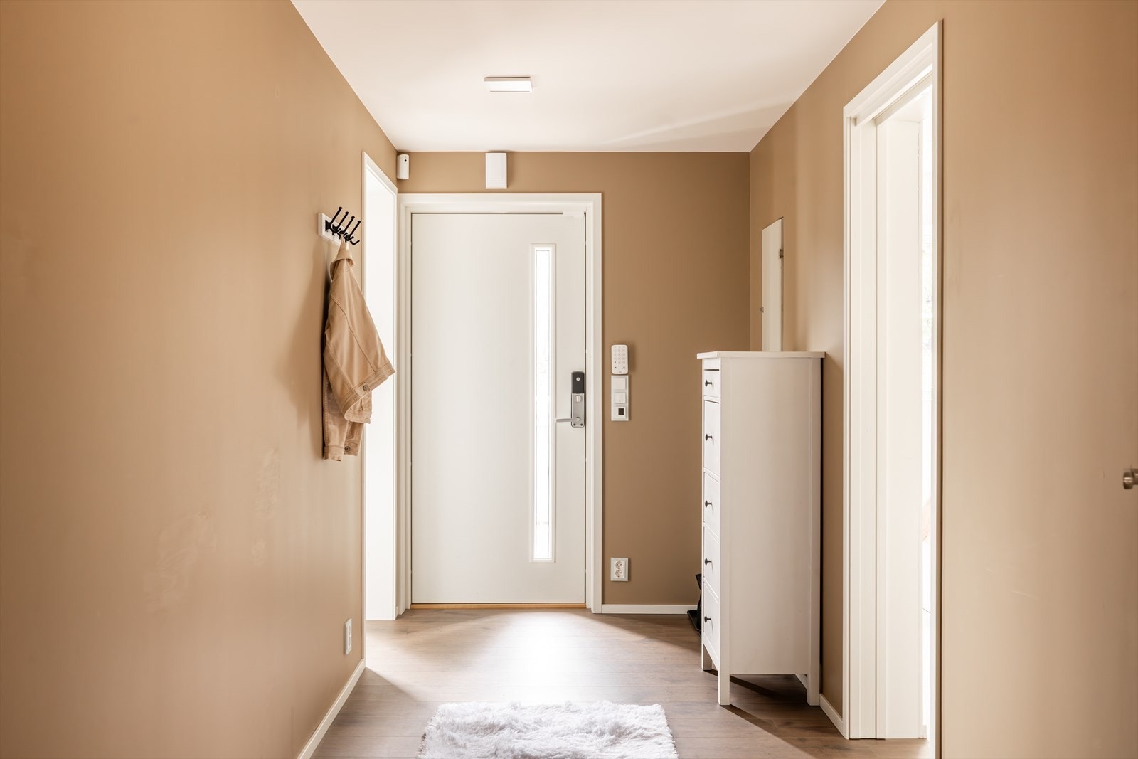 Entréen er lys og romslig og har god plass til oppbevaring av sko- og yttertøy. Galleribilde