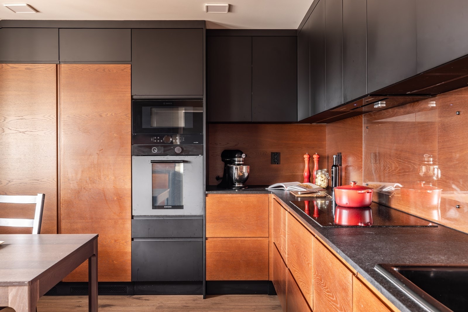 Mellom benk og overskap er det benyttet treplater og glassplater, som både beskytter og gir et eksklusivt uttrykk. Galleribilde