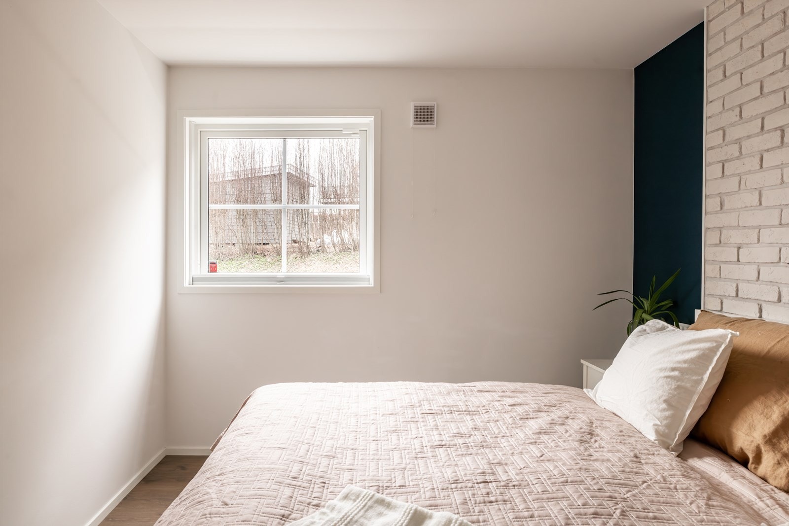 Rommet er utstyrt med en stor skyvedørsgarderobe med speil, som gir både god oppbevaringsplass og en romslig følelse. Galleribilde