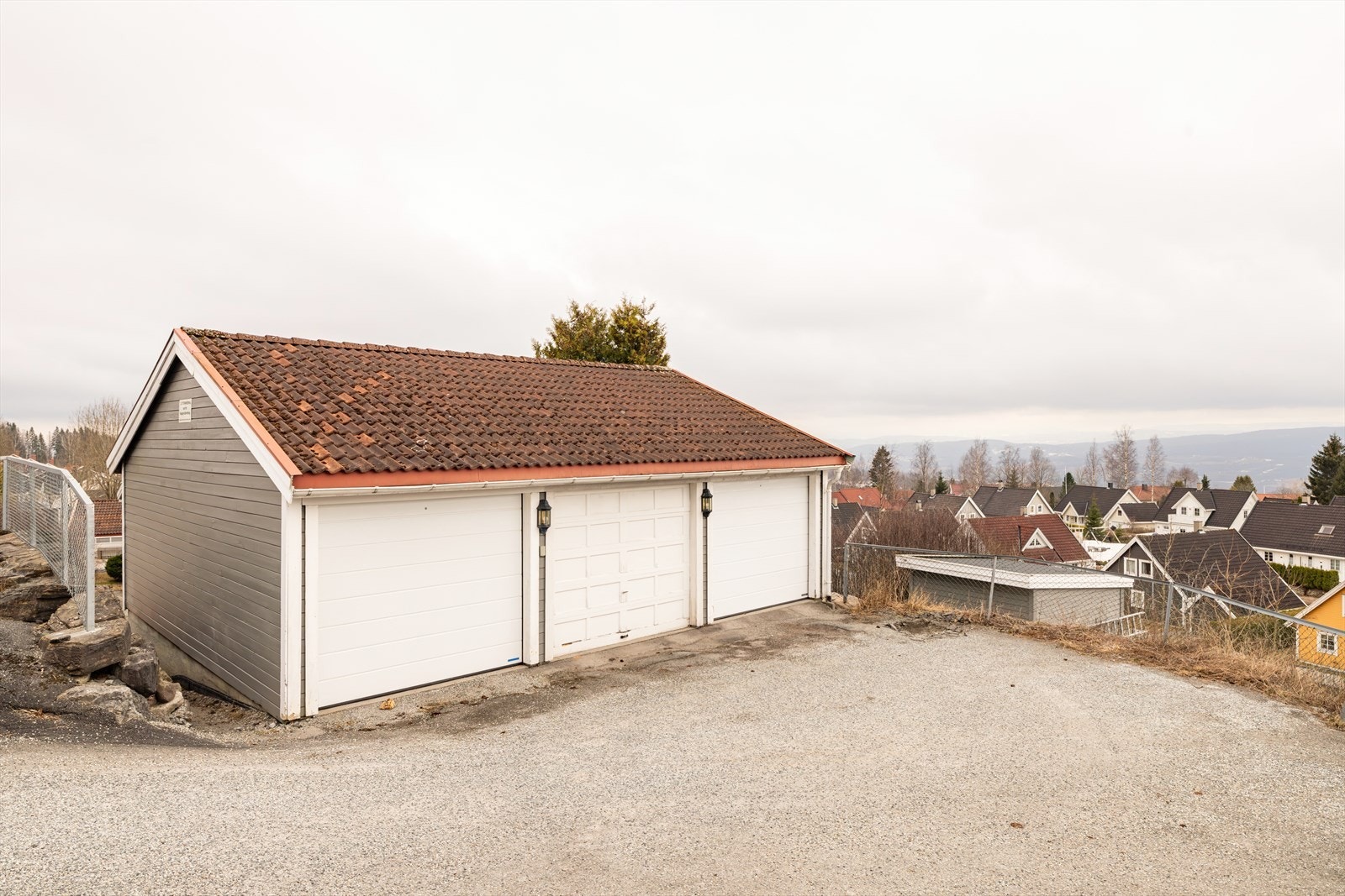 Leiligheten disponerer egen garasjeplass i felles garasjebygg. Garasjen er på ca. 16 kvm, med en bod i bakkant på ca. 4,5 kvm. Galleribilde