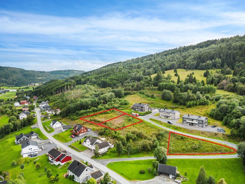 Fra tomtene er det kort vei til Soknedal sentrum som byr på dagligvarebutikker og spisesteder. Galleribilde
