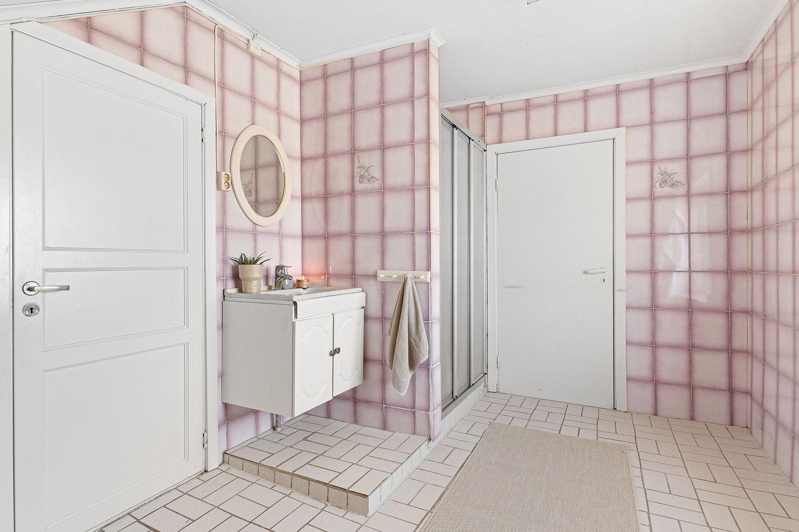 Du finner et gulvmontert toalett, en innredning med servant og armatur, samt en dusjnisje som bidrar til en effektiv utnyttelse av plassen Galleribilde