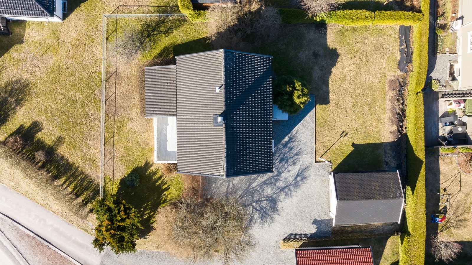 Garasje og god plass til parkering på egen gårdsplass. Galleribilde