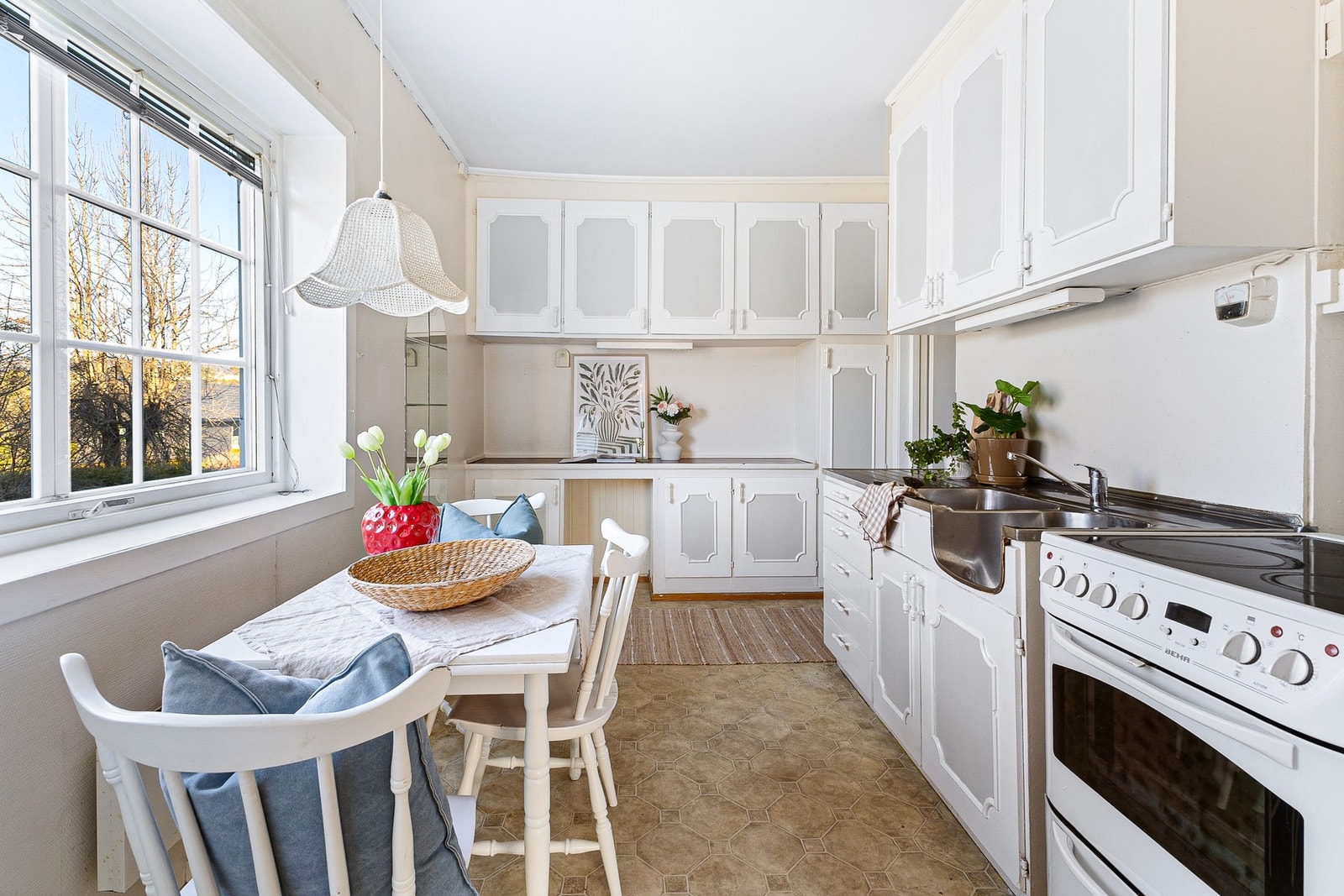 Ventilasjonen ivaretas av veggventil og vinduer, noe som bidrar til god luftsirkulasjon Galleribilde