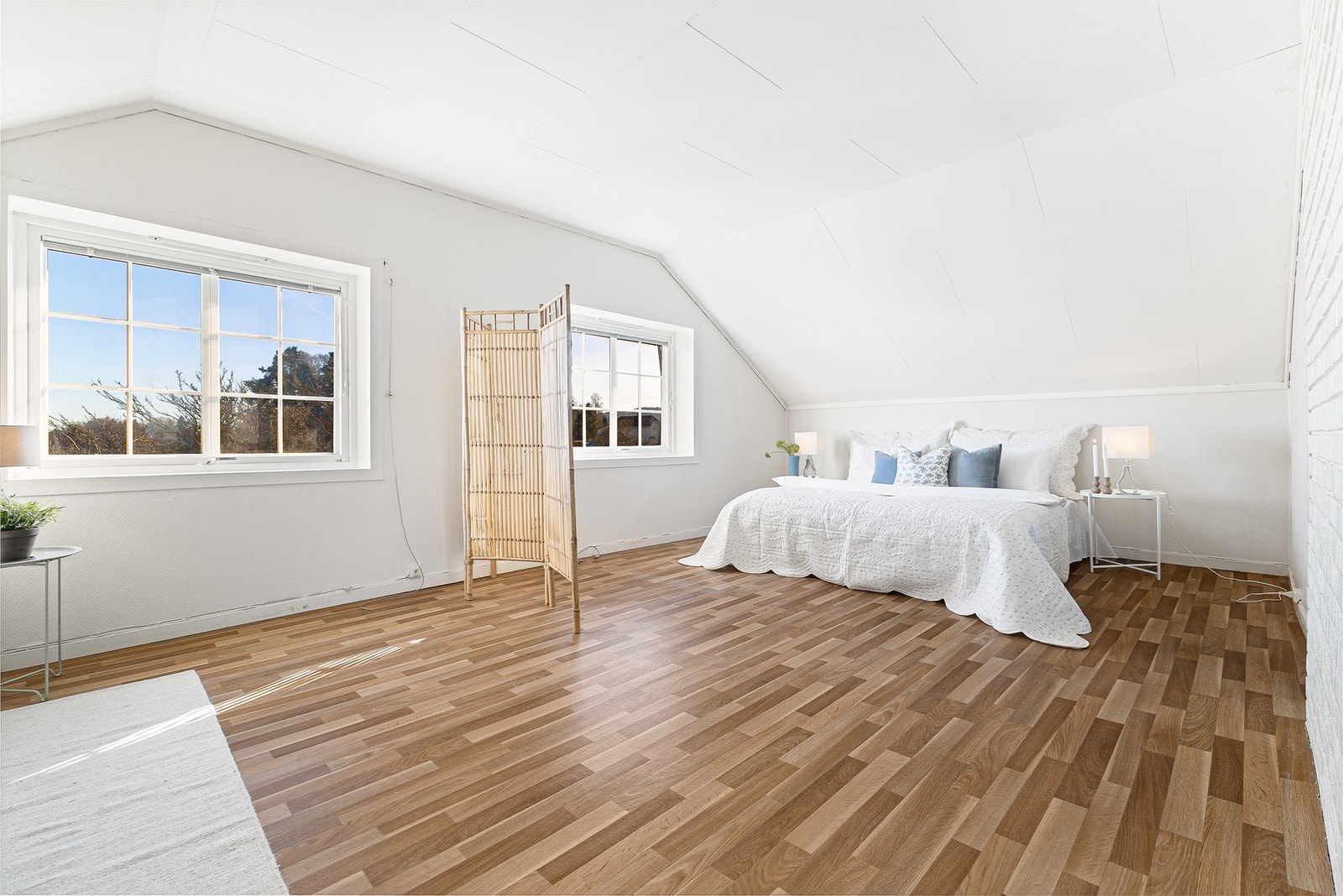 2. Etasje inneholder to gode soverom med mulighet for 3 og rom som kan innredes som walk-in closet i tilknytning til hovedsoverom. Galleribilde