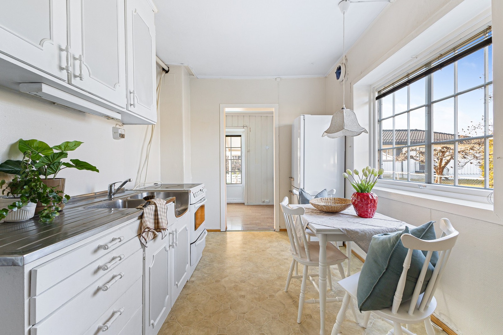 Kjøkkeninnredningen har levd sin tid og gir rom for å skape et mer moderne og praktisk kjøkken etter eget ønske. Galleribilde