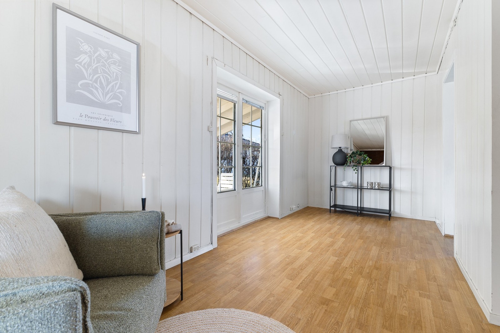 Fra stue er det utgang til en meget solrik uteplass. Galleribilde