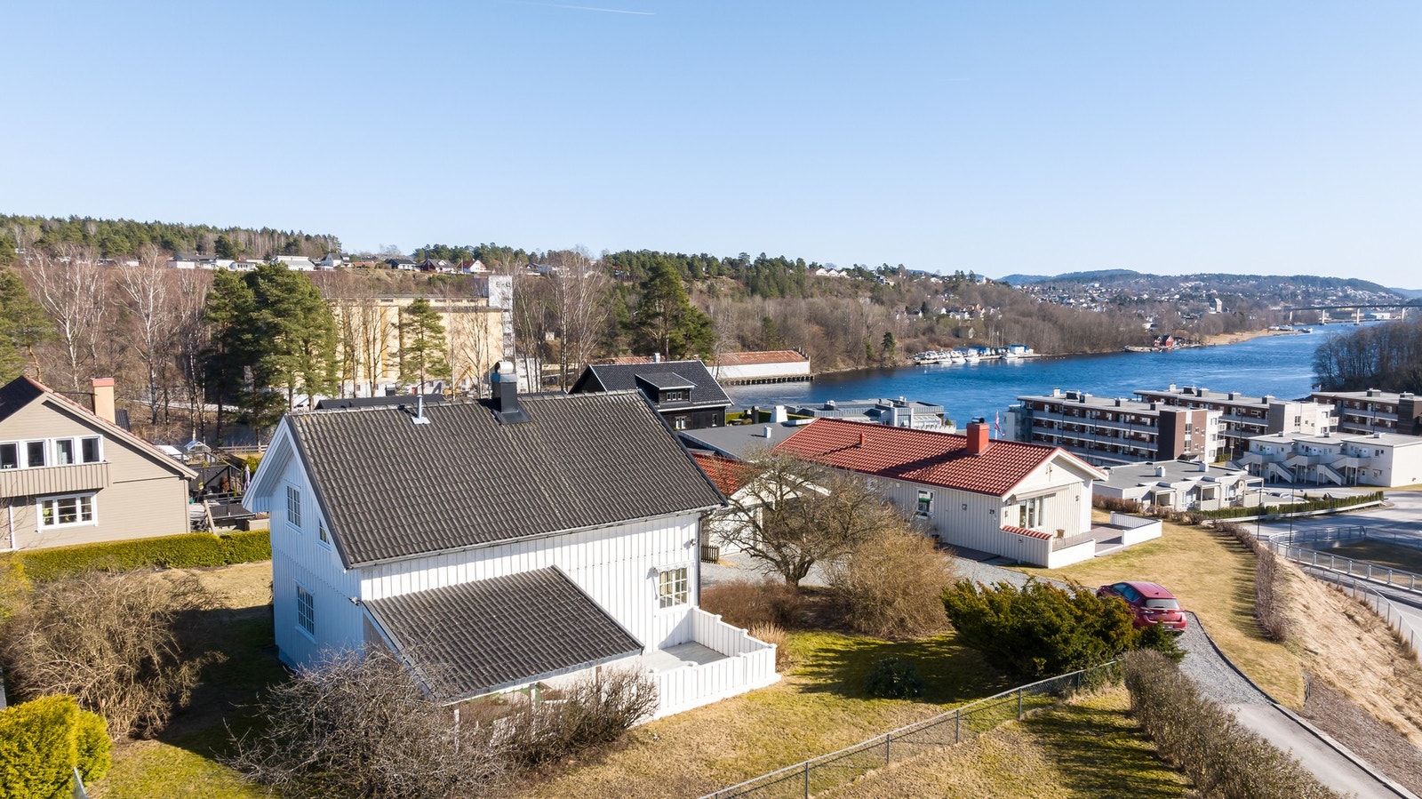 Stor og romslig tomt med fin beliggenhet og utsikt. Galleribilde