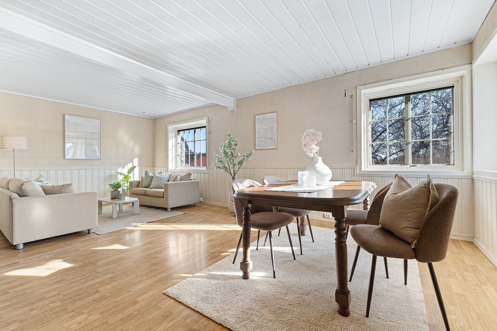 1. Etasje består av vindfang med adkomst til kjøkken og videre inn til stuen Galleribilde