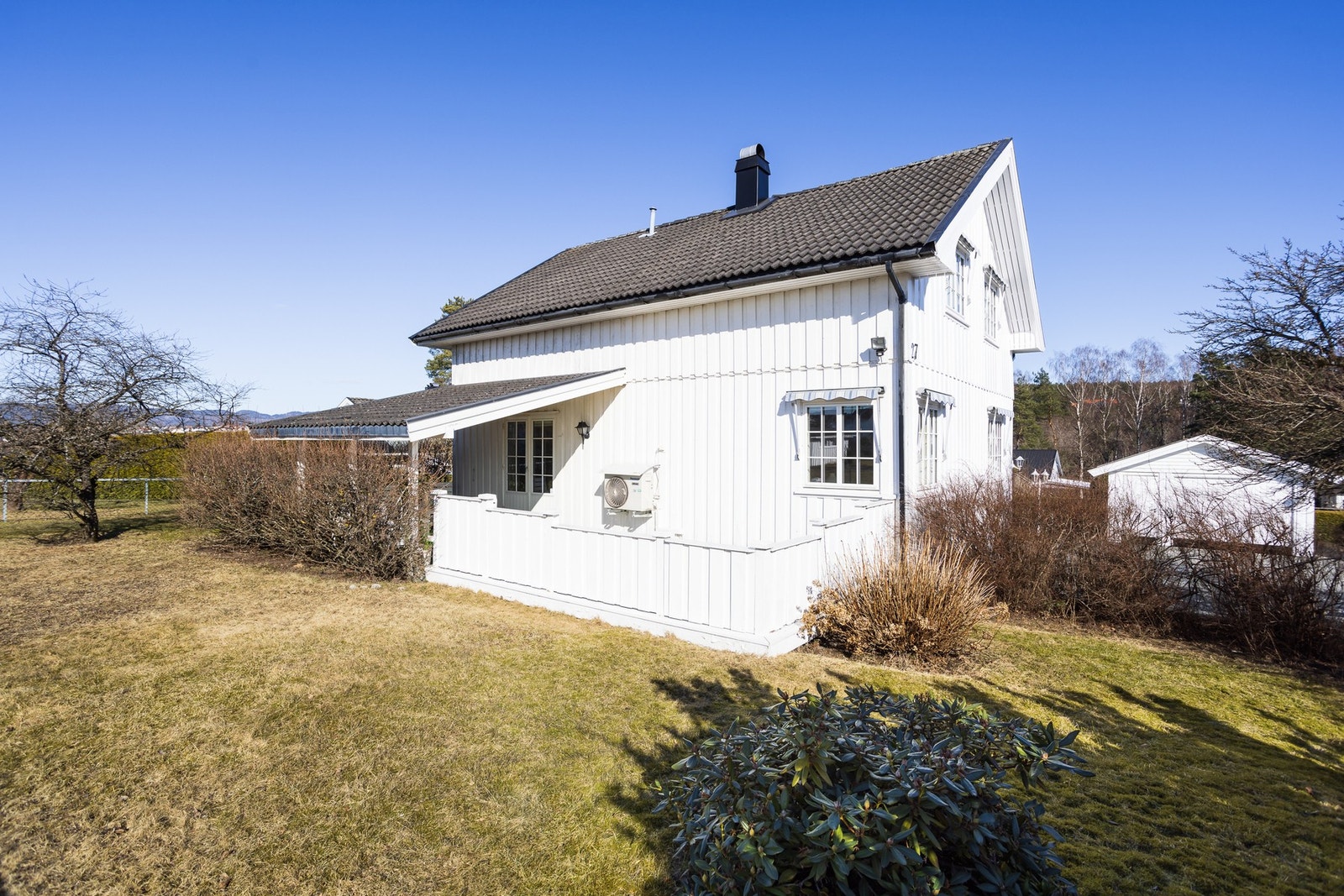 Tomten er på solide 797 kvadratmeter Galleribilde