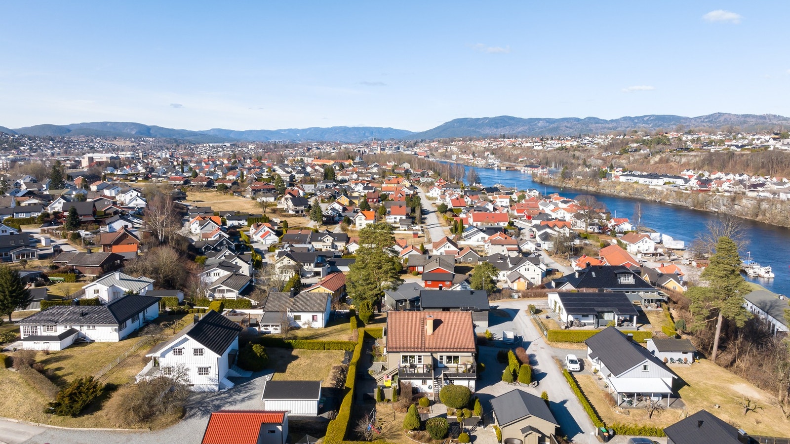 Videre inn mot Skien by finner du et bredt utvalg av butikker, spisesteder, kafeer og servicetilbud. Galleribilde