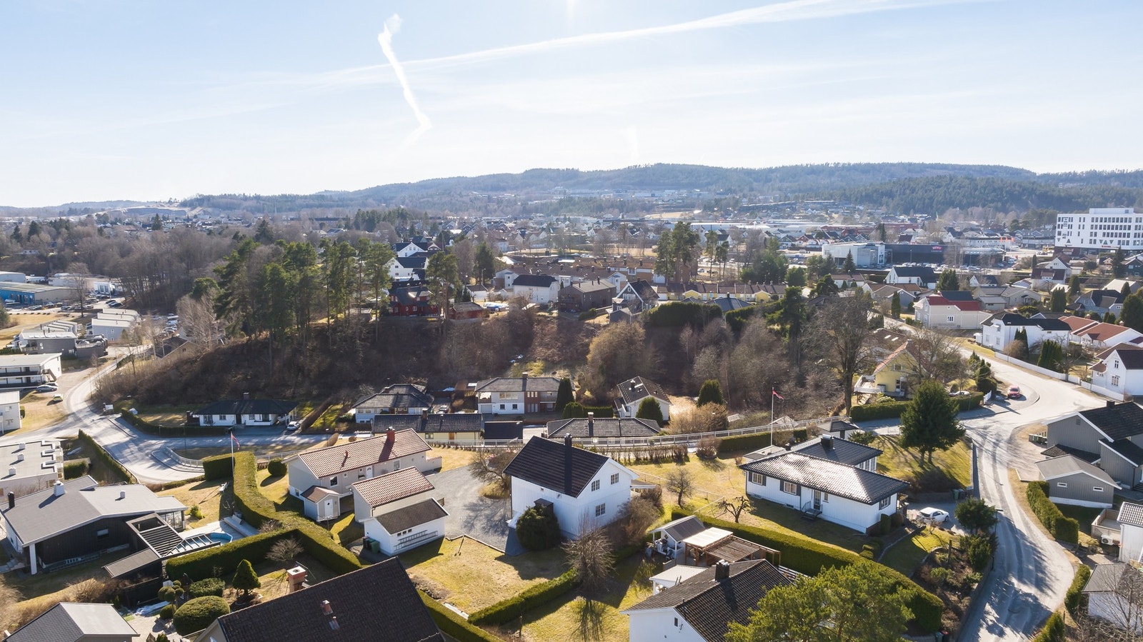 Med nærhet til Meny Saga, Vinmonopol, Apotek og flere andre dagligvarebutikker er dette en ideell plass å bo Galleribilde