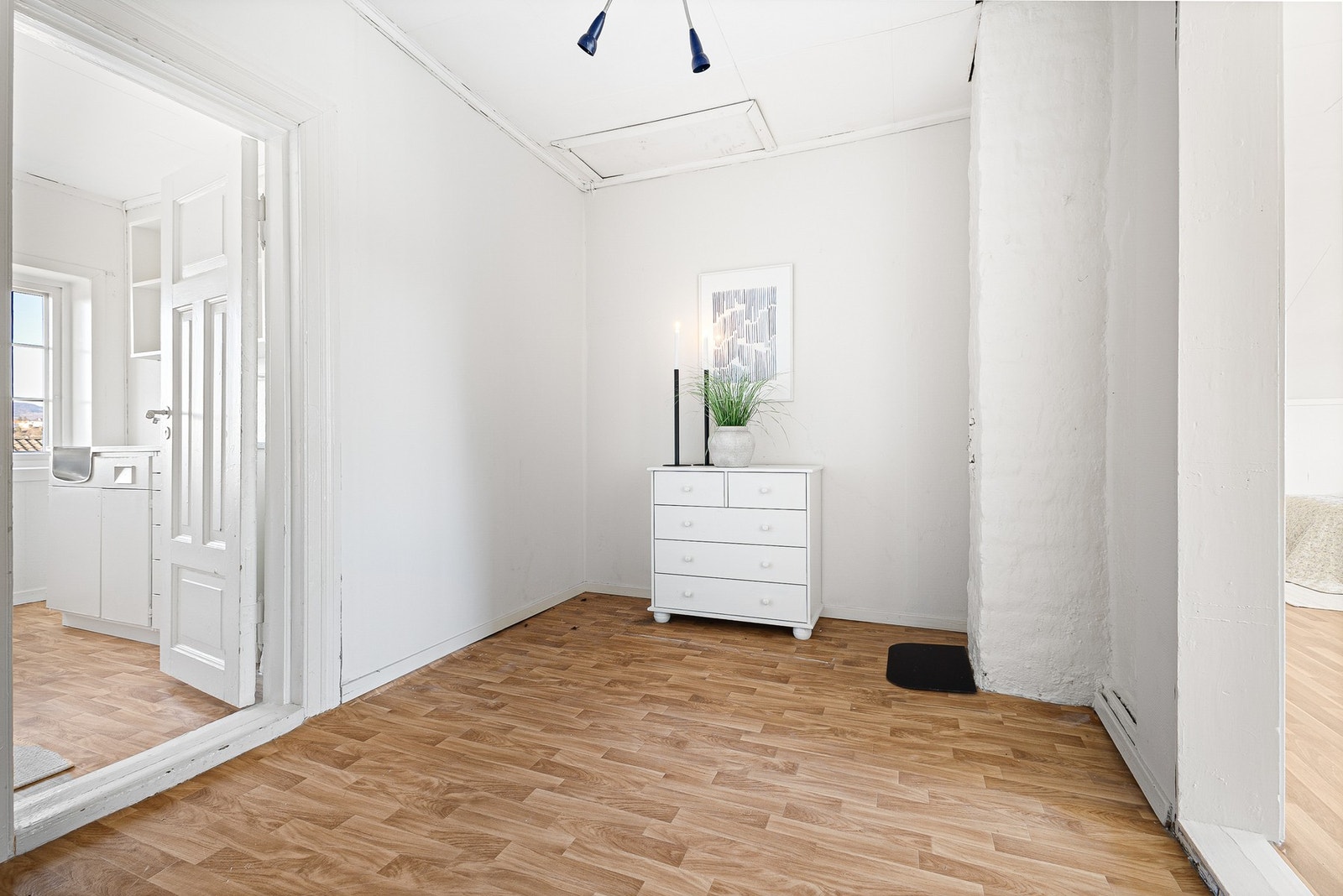 Kontor/walk in closet med tilgang til loftet. Galleribilde