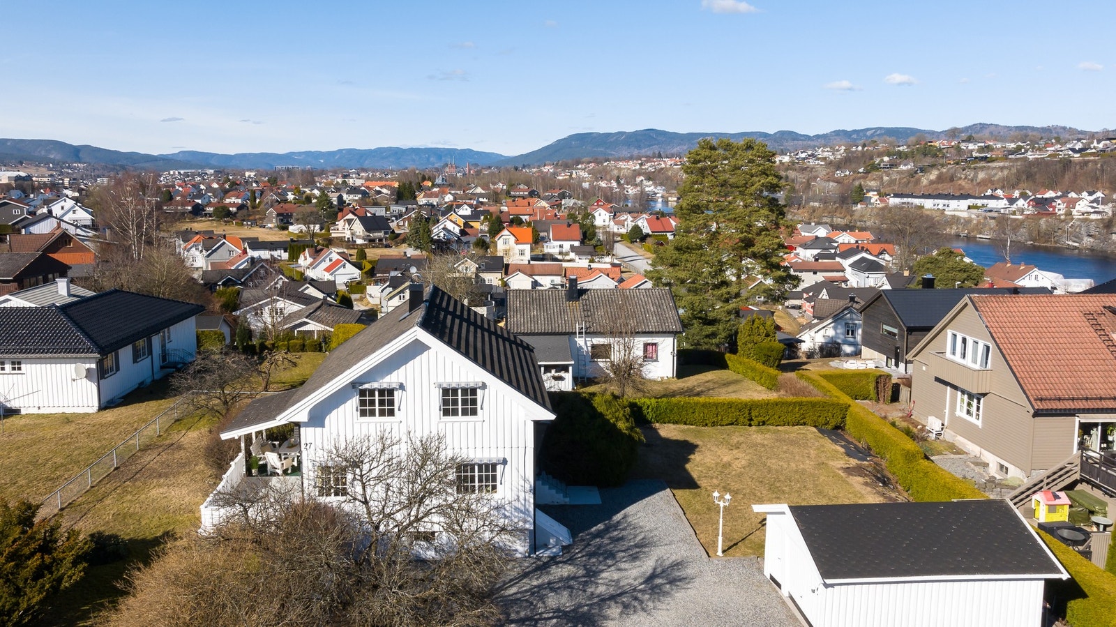 Boligen har et stort areal over 2 plan + kjeller. Galleribilde