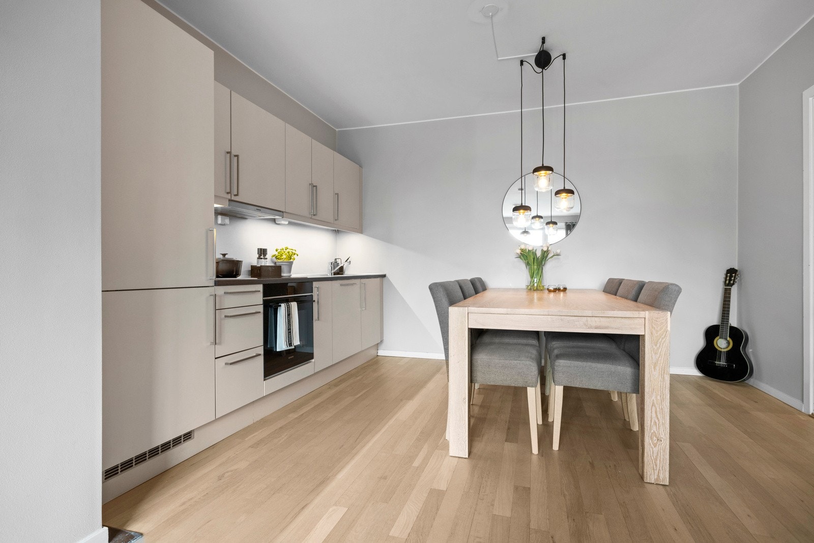 Modulkjøkken fra antatt HTH og er installert i 2016. Galleribilde