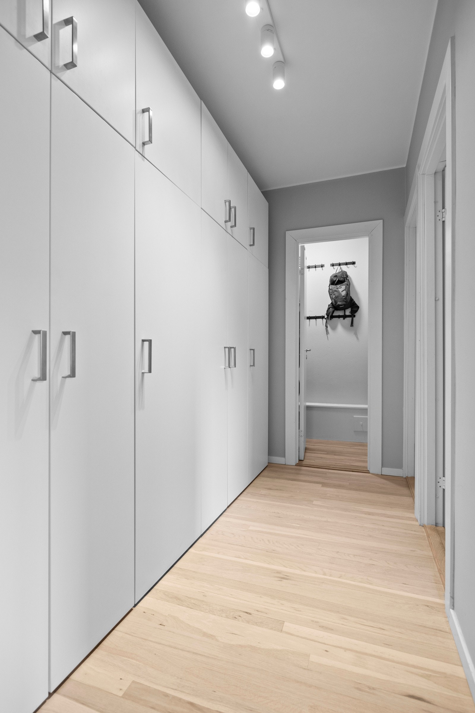 Den innvendige boden kan enkelt innredes etter eget ønske og behov, enten som et praktisk kontor, et walk-in closet eller annen funksjon som passer din livsstil. Galleribilde