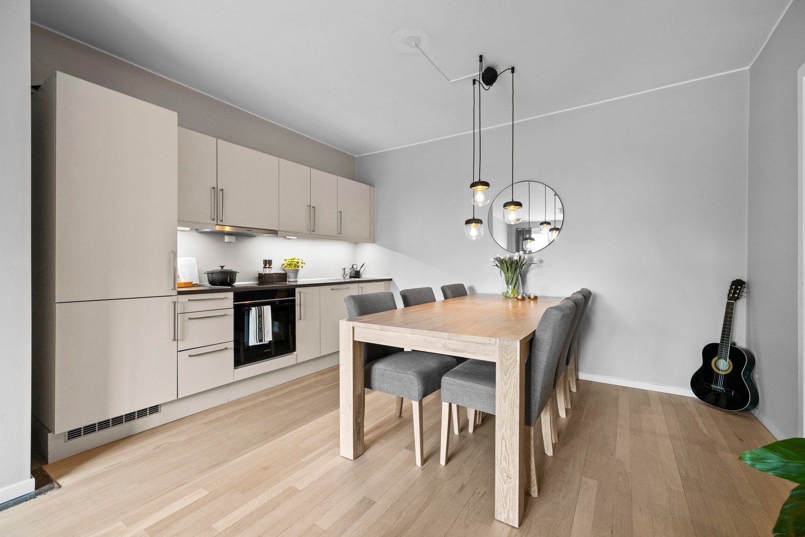 Laminert benkeplate med nedfelt oppvaskkum i rustfritt stål og med ett-greps blandebatteri. Ventilator med kullfilter. Galleribilde