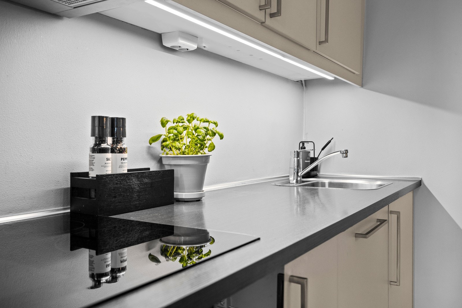 Folierte fronter på over- og underskap. Stekeovn, platetopp og ventilator ny fra 2024. Galleribilde