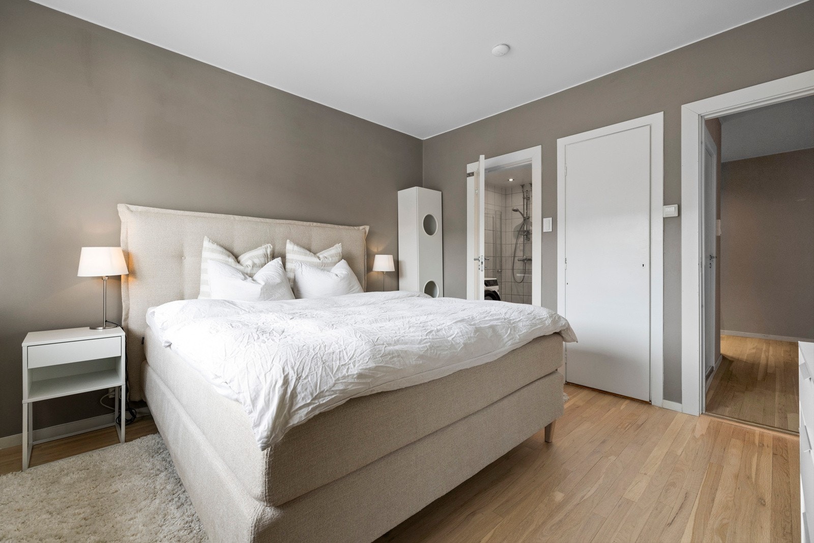 Soverommet er stort og innbydende med god plass til dobbeltseng og tilhørende nattbord. Galleribilde