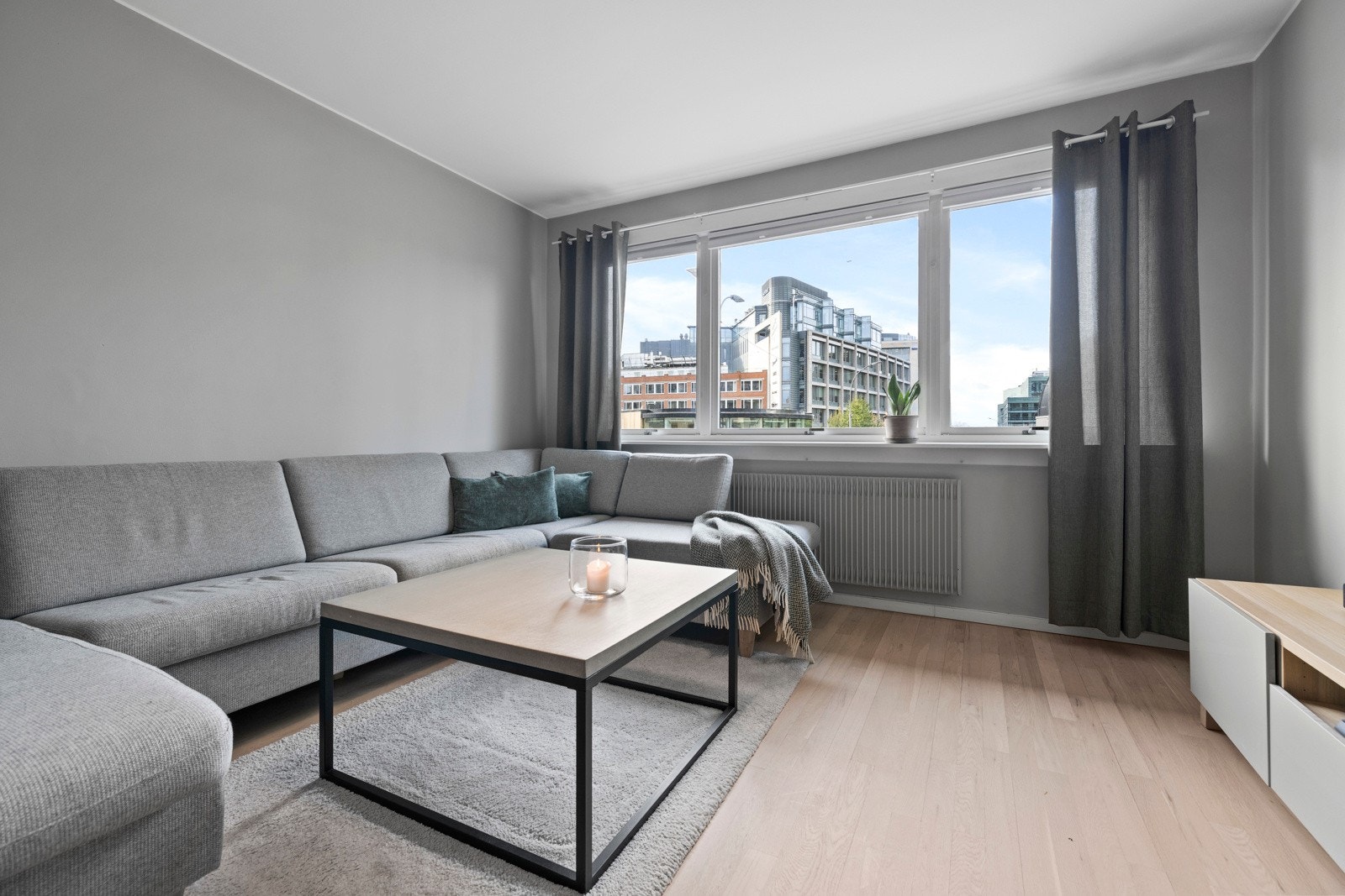 ys og innbydende stue med god plass til sofagruppe, salongbord samt TV-møblement. Galleribilde