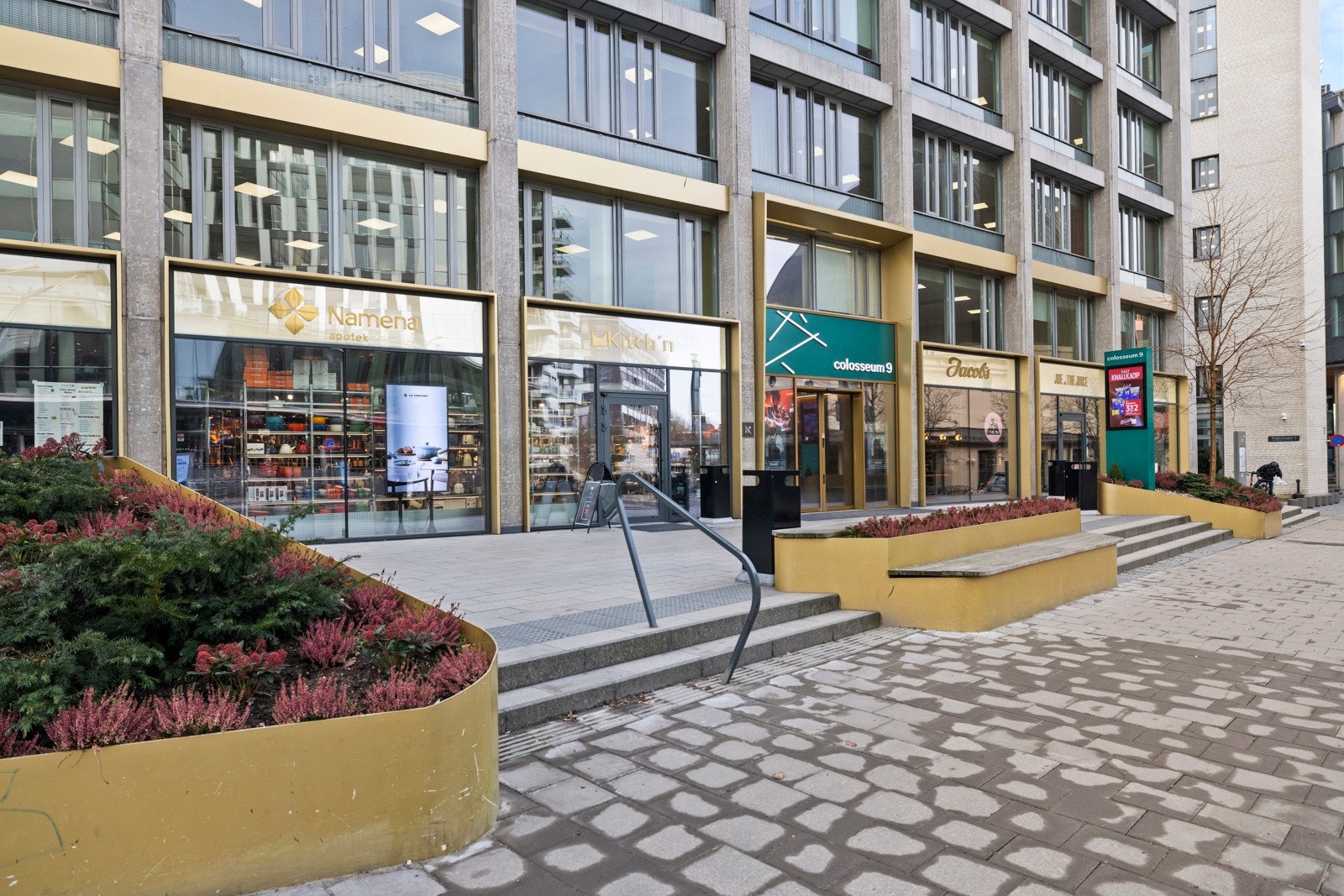 Urbant nærområde med gode restauranter, Jacobs og Meny rett i nærheten. Galleribilde