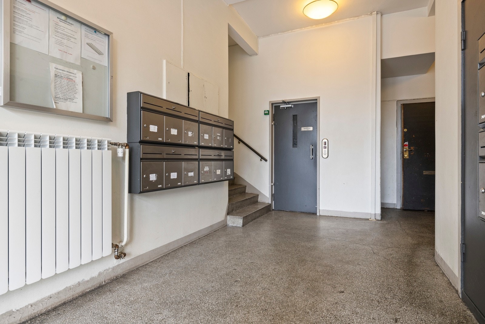 Fra hyggelig fellesareal er det enkel adkomst via heis til leiligheten som ligger i 2. etasje. Galleribilde