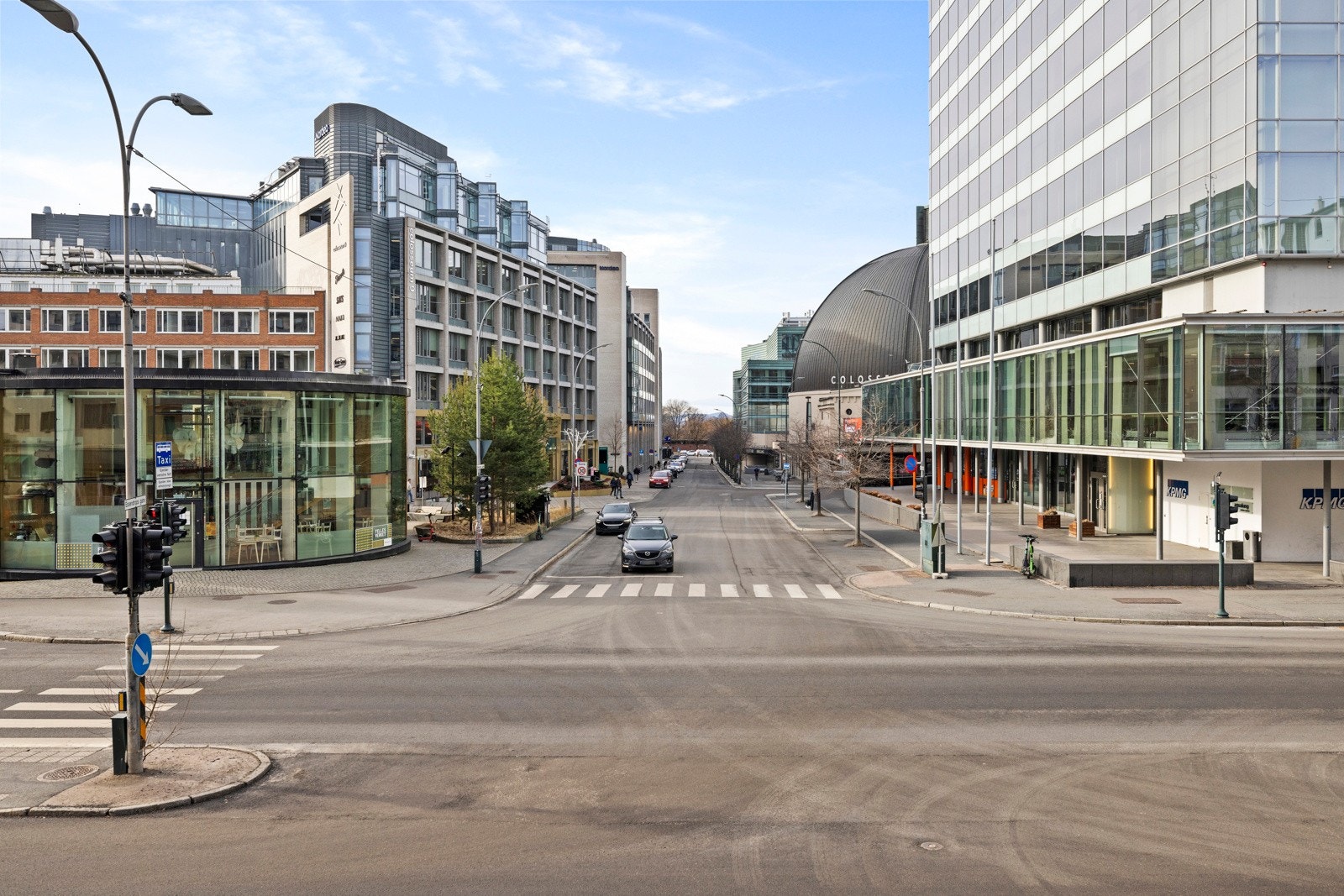 Svært god tilgang på offentlig kommunikasjon med noen få minutters gange til Majorstuen T-bane stasjon hvor du finner alle T-banelinjene, tre trikkelinjer, fem busslinjer og flybuss. Galleribilde