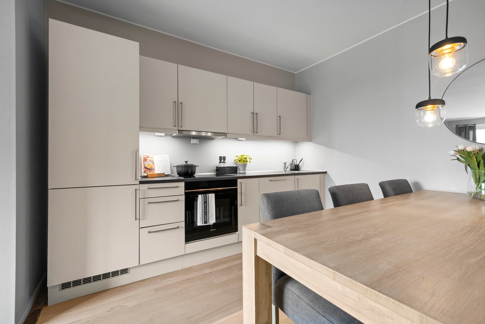 Den gode planløsning gir naturlig plass til et stort, sosialt spisebord. Galleribilde