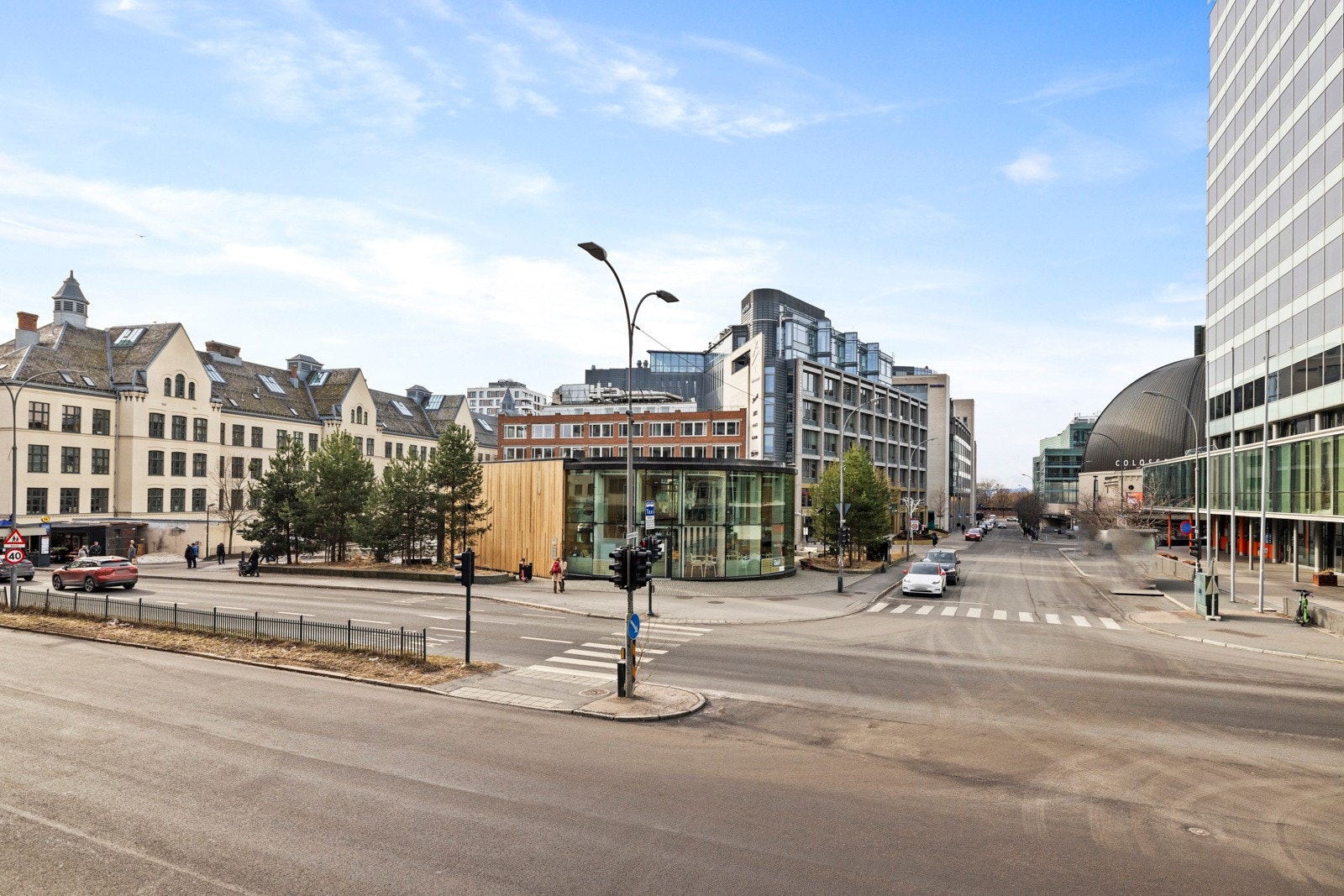 Utsikt fra stuen, mot Colosseum kino og Frognerparken i enden av gaten. Galleribilde